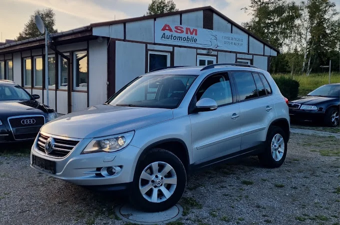 Ein Volkswagen Tiguan vor dem Gebäude von ASM Automobile am Grünen Weg